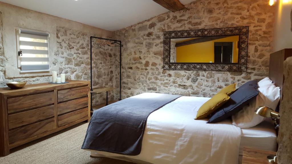 Un pat sau paturi într-o cameră la Le Mas de Combeau