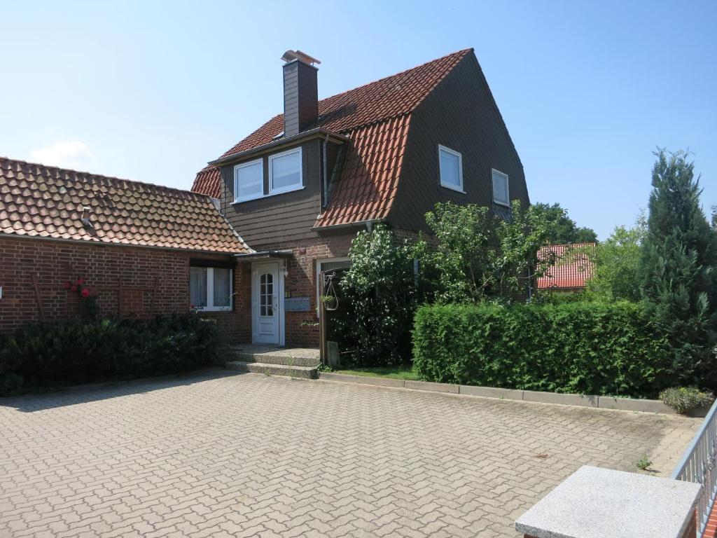 a house with a brick driveway in front of it at Ferienhaus nahe Uni Lueneburg in Lüneburg