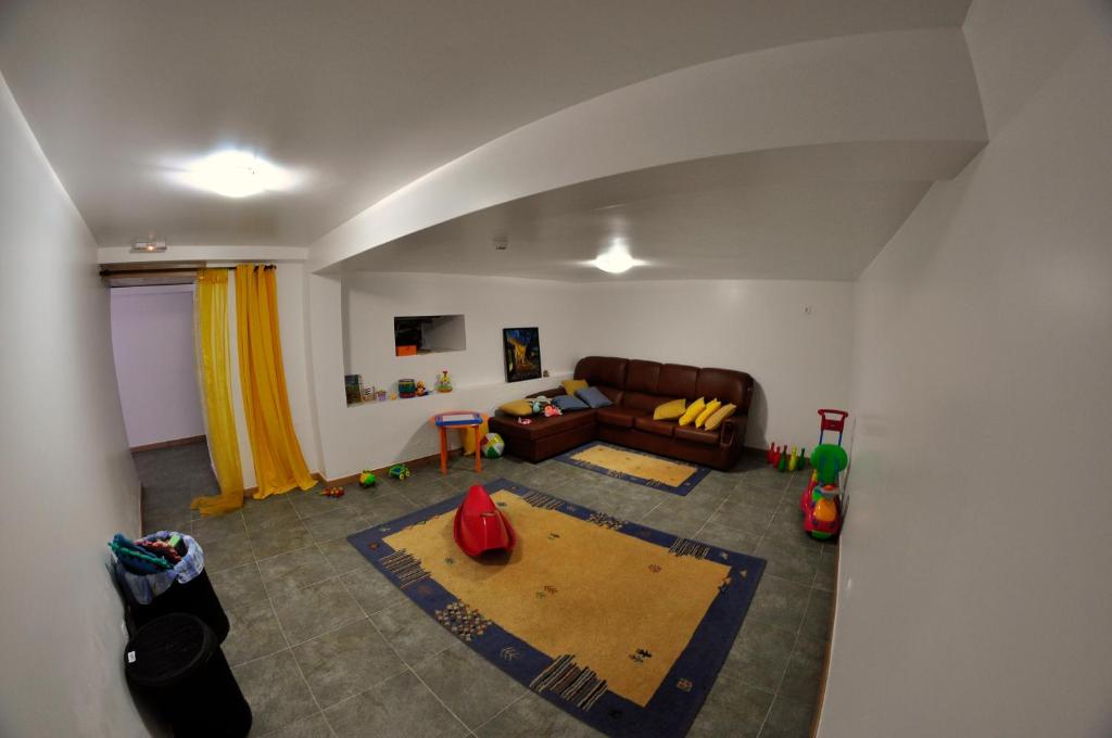 uma sala de estar com um sof e uma mesa em Casa dos Hospitalrios em Alvaro