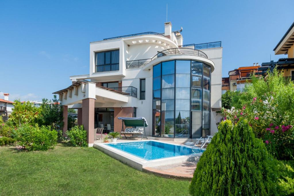 dom z basenem na dziedzińcu w obiekcie Luxury House on Buzhaka w mieście Sozopol