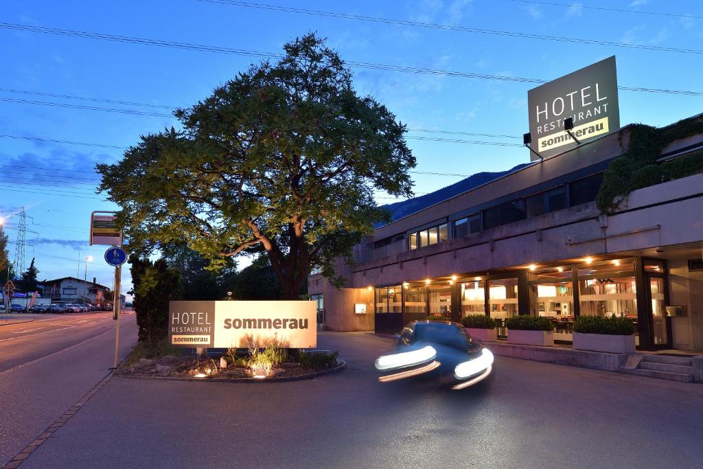 ein Auto steht vor einem Gebäude in der Unterkunft Hotel Sommerau in Chur