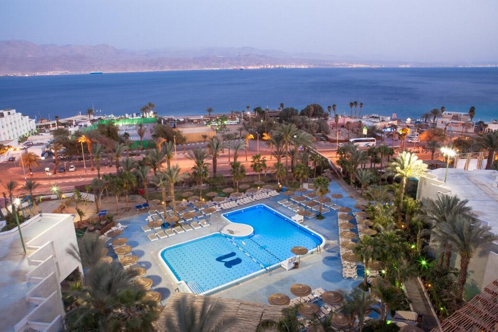 - une vue aérienne sur un complexe avec une piscine dans l'établissement U Coral Beach Club Eilat – Ultra All inclusive, à Eilat