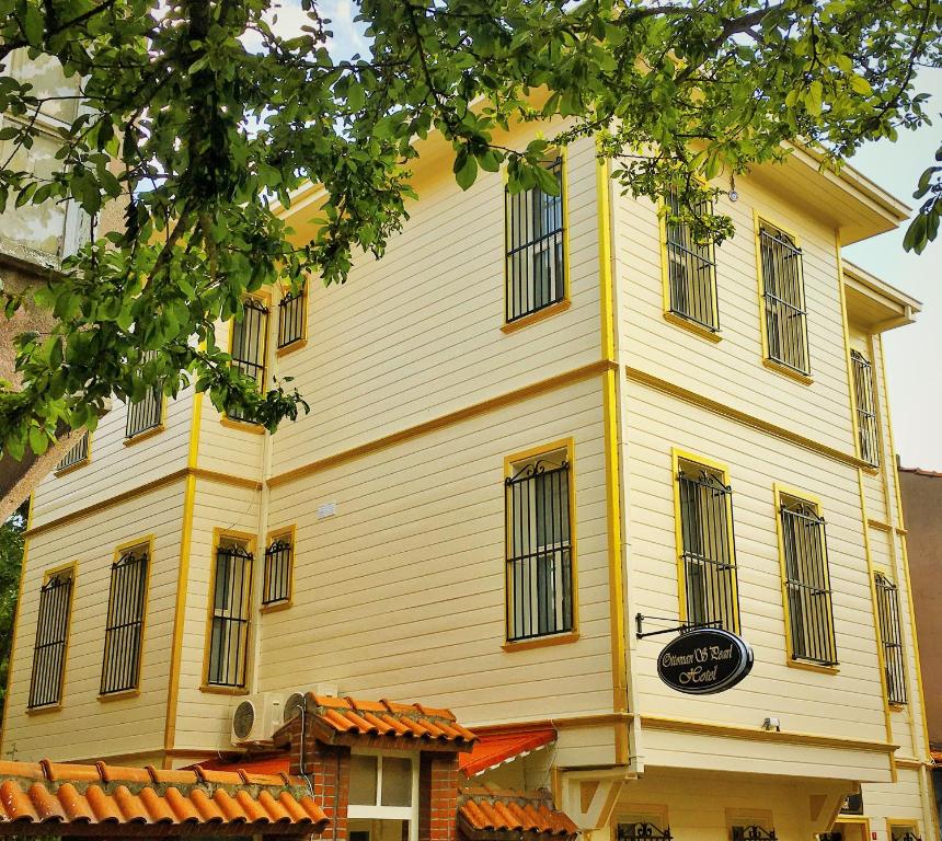 un edificio amarillo con un cartel. en Ottoman's Pearl Hotel, en Estambul