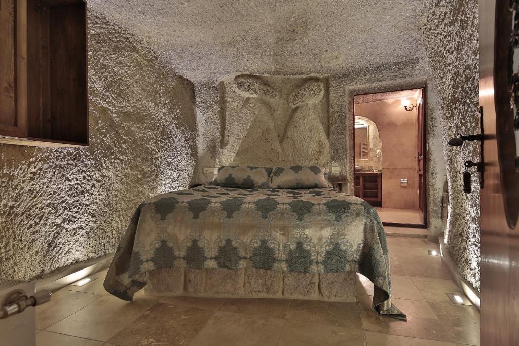 Shoestring Cave House - 2