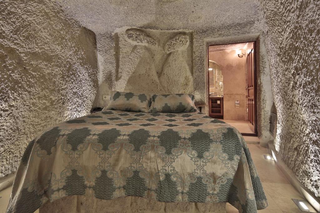 Shoestring Cave House - 4