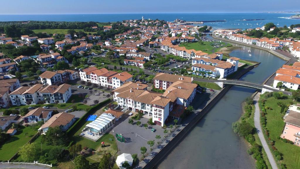 - une vue aérienne sur une ville avec des maisons et une rivière dans l'établissement VVF Urrugne Saint-Jean-de-Luz Côte Basque, à Urrugne