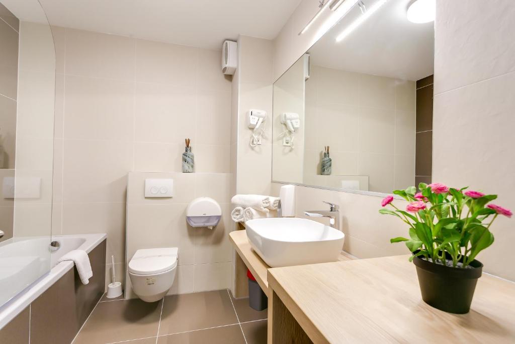 biała łazienka z umywalką i toaletą w obiekcie Apartment Nova Cesta 62 w Zagrzebiu