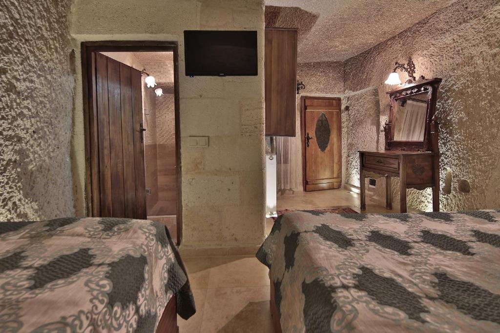 Shoestring Cave House - 18