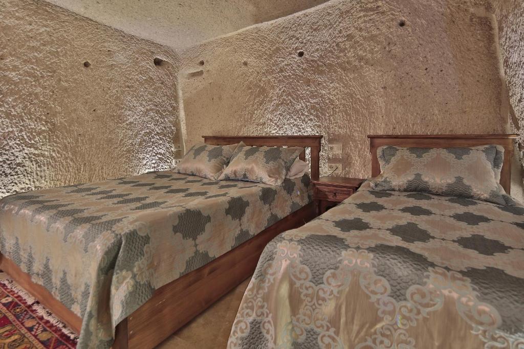 Shoestring Cave House - 17