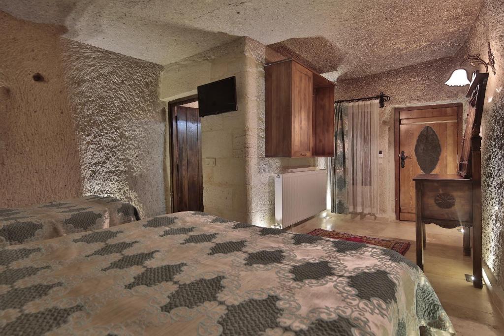 Shoestring Cave House - 19