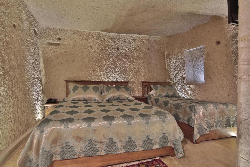 Shoestring Cave House - 15