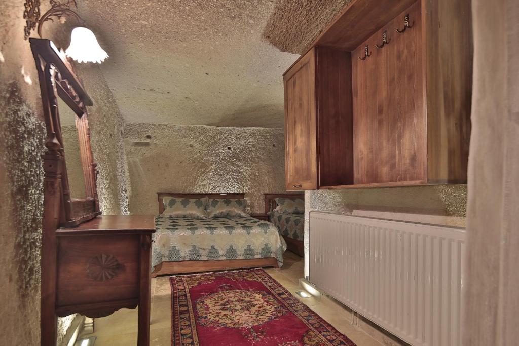 Shoestring Cave House - 14