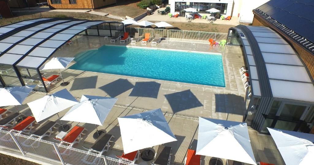 an overhead view of a swimming pool with umbrellas at VVF Amboise Les Châteaux de la Loire in Amboise