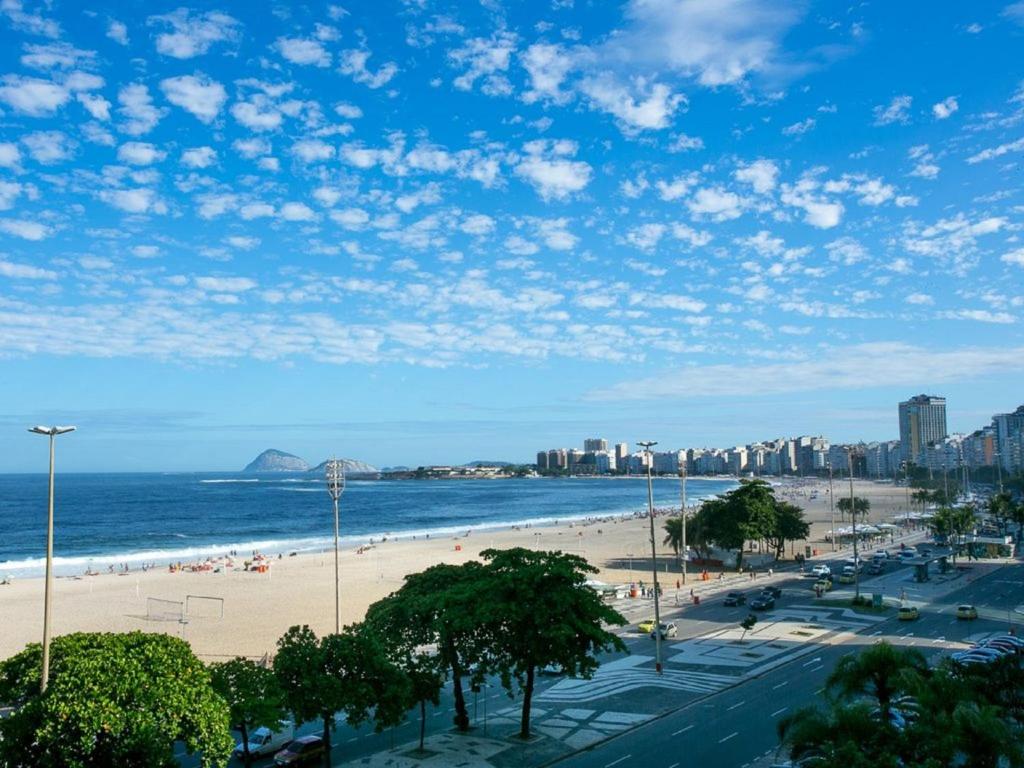 een uitzicht op een strand met de oceaan en gebouwen bij Deslumbrante vista para a Praia de Copacabana. in Rio de Janeiro