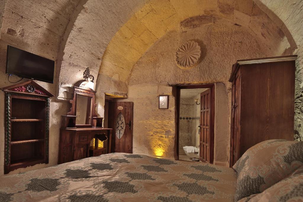 Shoestring Cave House - 8