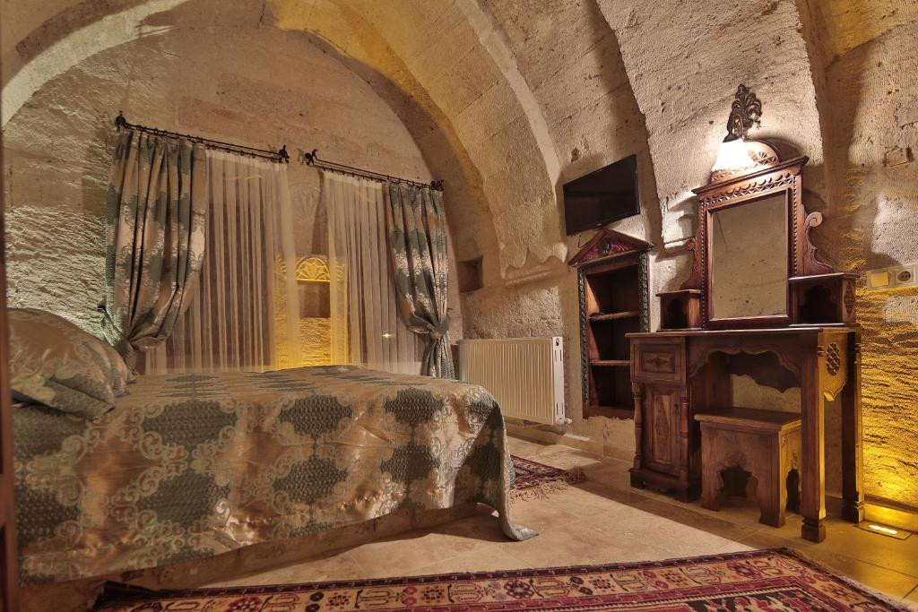 Shoestring Cave House - 9