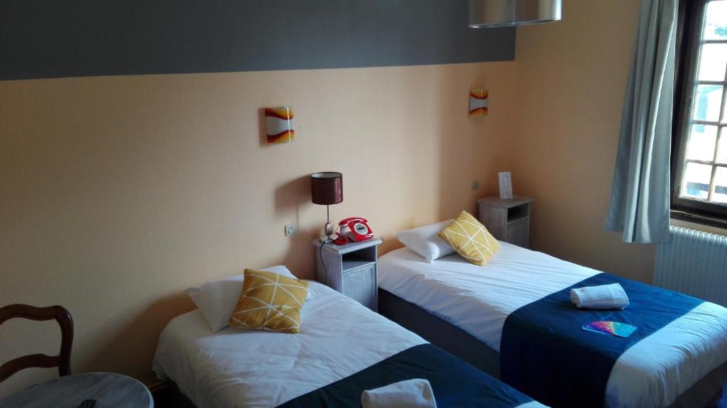 Postel nebo postele na pokoji v ubytování Hôtel Le Chantilly