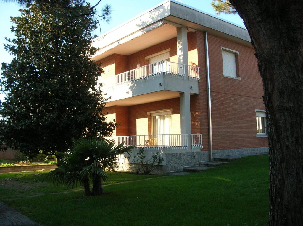 ein großes rotes Backsteingebäude mit einem Balkon in der Unterkunft Bed and Breakfast Groane in Cogliate