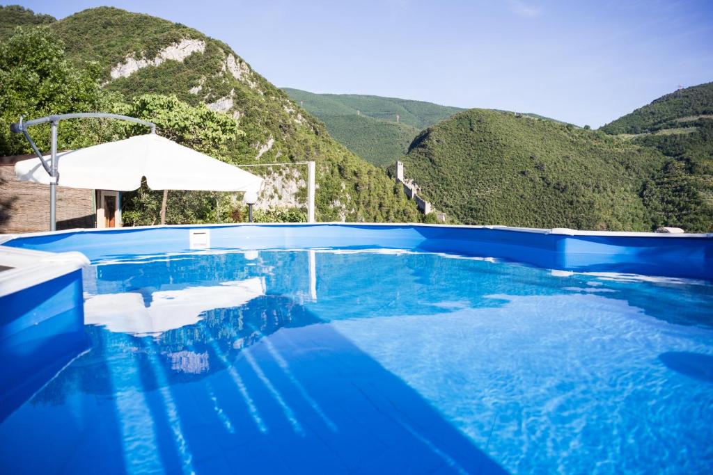 Bazén v ubytování Le Rocche Valnerina Residence nebo v jeho okolí