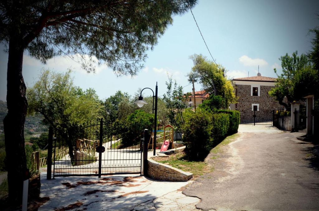 阿格羅波利的住宿－Antico Casale - Camere con angolo cottura，围栏旁长凳上的人