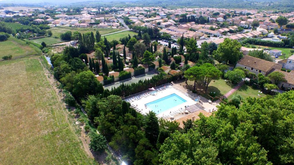 una vista aérea de una casa con piscina en VVF Sigean Port-la-Nouvelle Corbières, en Sigean