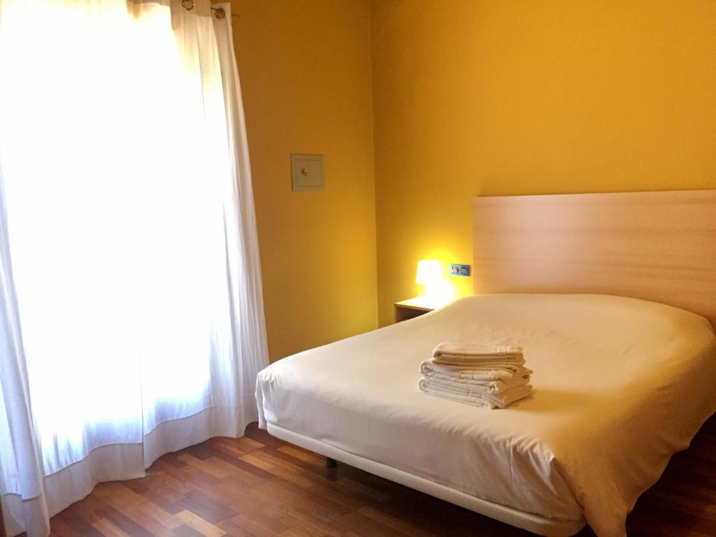 A bed or beds in a room at Apartament Can Callis