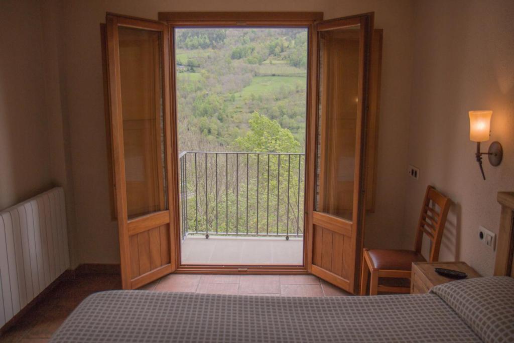 Postel nebo postele na pokoji v ubytování Hostal Les Roquetes