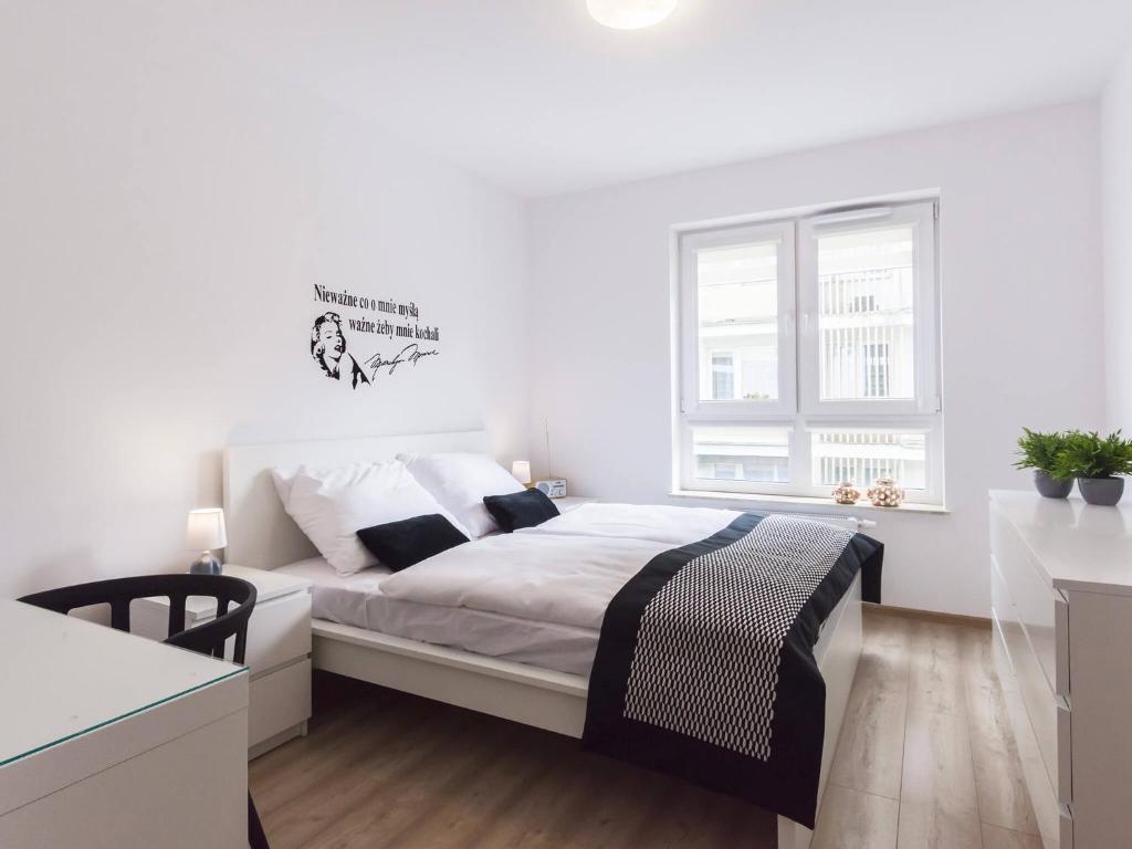 Postel nebo postele na pokoji v ubytování VacationClub - Solna Apartment C103