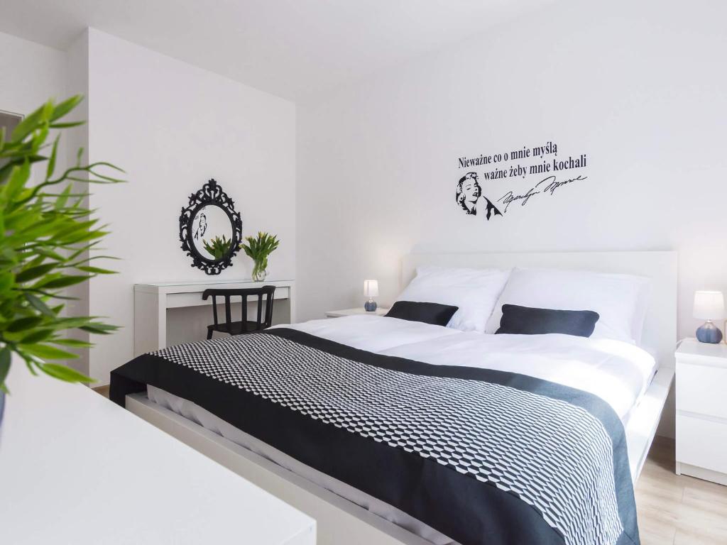 Postel nebo postele na pokoji v ubytování VacationClub - Solna Apartment C103