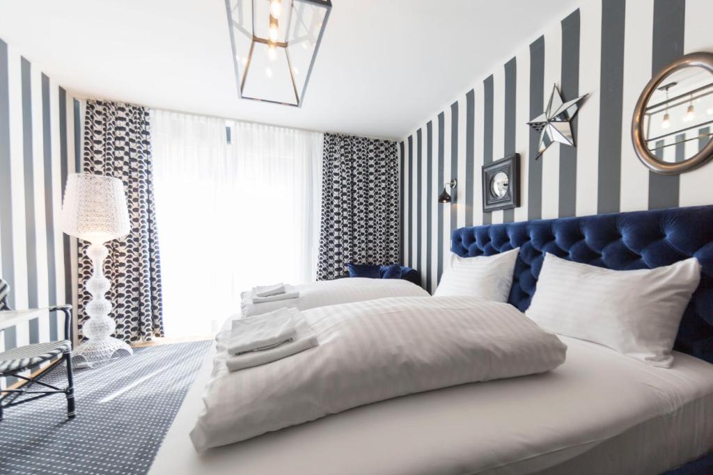 una camera da letto con una parete a strisce blu e bianche di City Stay Vienna – Lugeck a Vienna