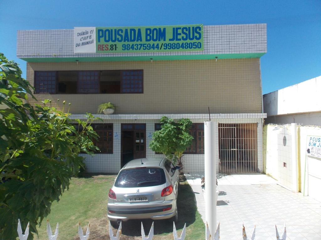 um carro estacionado em frente a um edifício em Pousada Bom Jesus em Tamandaré