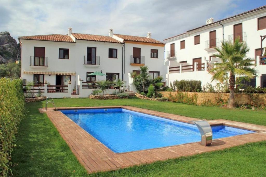 una piscina en el patio de una casa en Casa Mirador los Bancales, en Montejaque