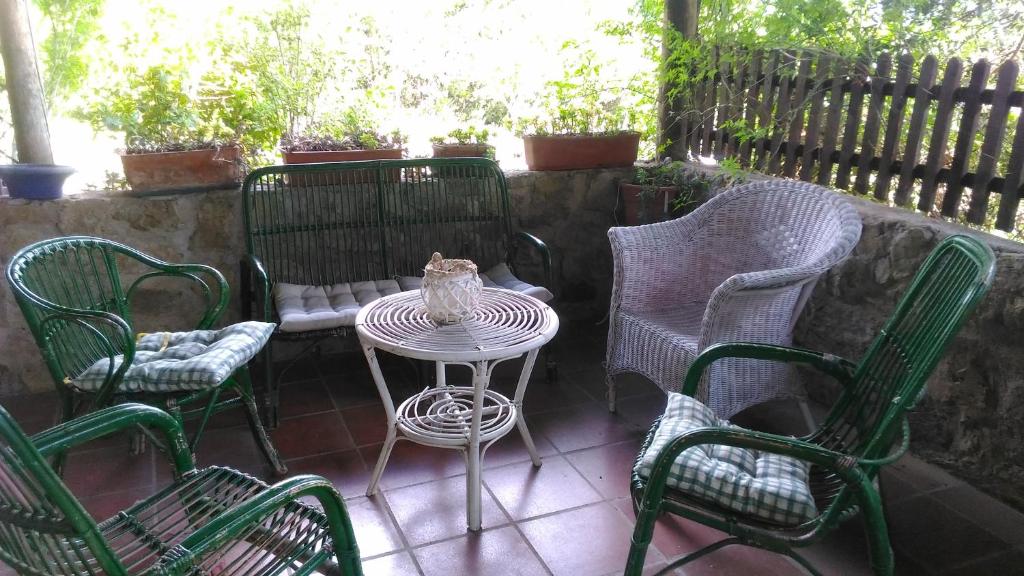 un patio con sillas y una mesa con un jarrón. en B&B Rifugio Della Luna, en Satriano di Lucania