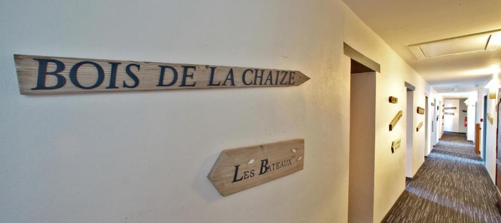 a sign on the wall of a building at Logis Hôtel La Chaize in Noirmoutier-en-l'lle