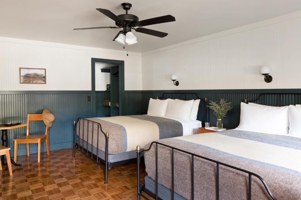 Postel nebo postele na pokoji v ubytování Anvil Hotel