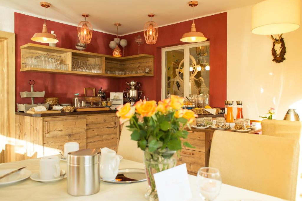 A kitchen or kitchenette at Gästehaus Reicher