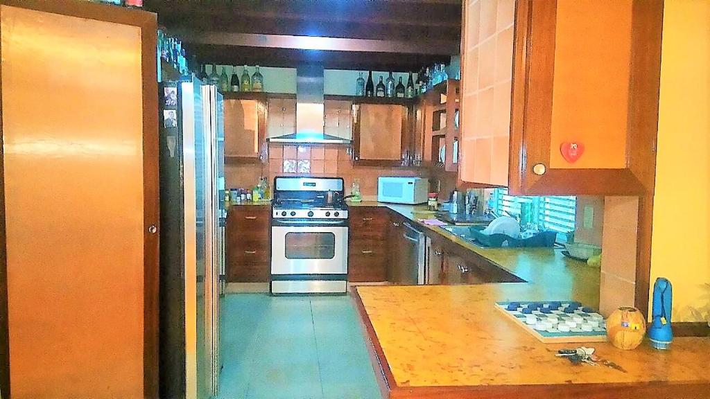 uma cozinha com um fogão e um frigorífico em Villa Flukers - Economic Rooms em Sosúa