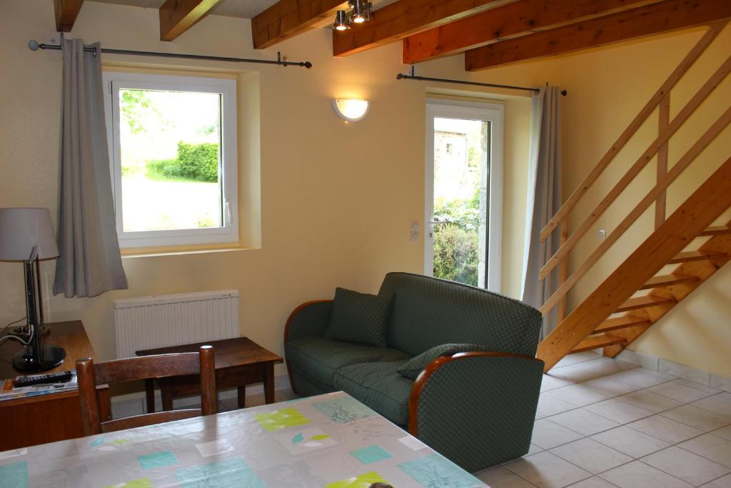 un salon avec un canapé et une table dans l'établissement Budor, à Rospez