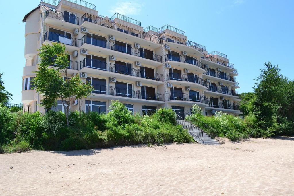 a large building on the beach next to the sand at Villa Maria 2 in Chernomorets