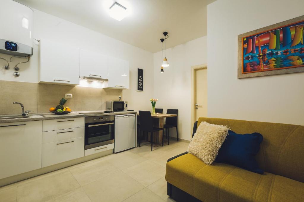 sala de estar con sofá y cocina en Porta Adriatica, en Split