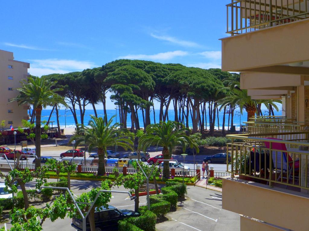 a view of a resort with palm trees and the ocean at CYE 5 Rentalmar in La Pineda