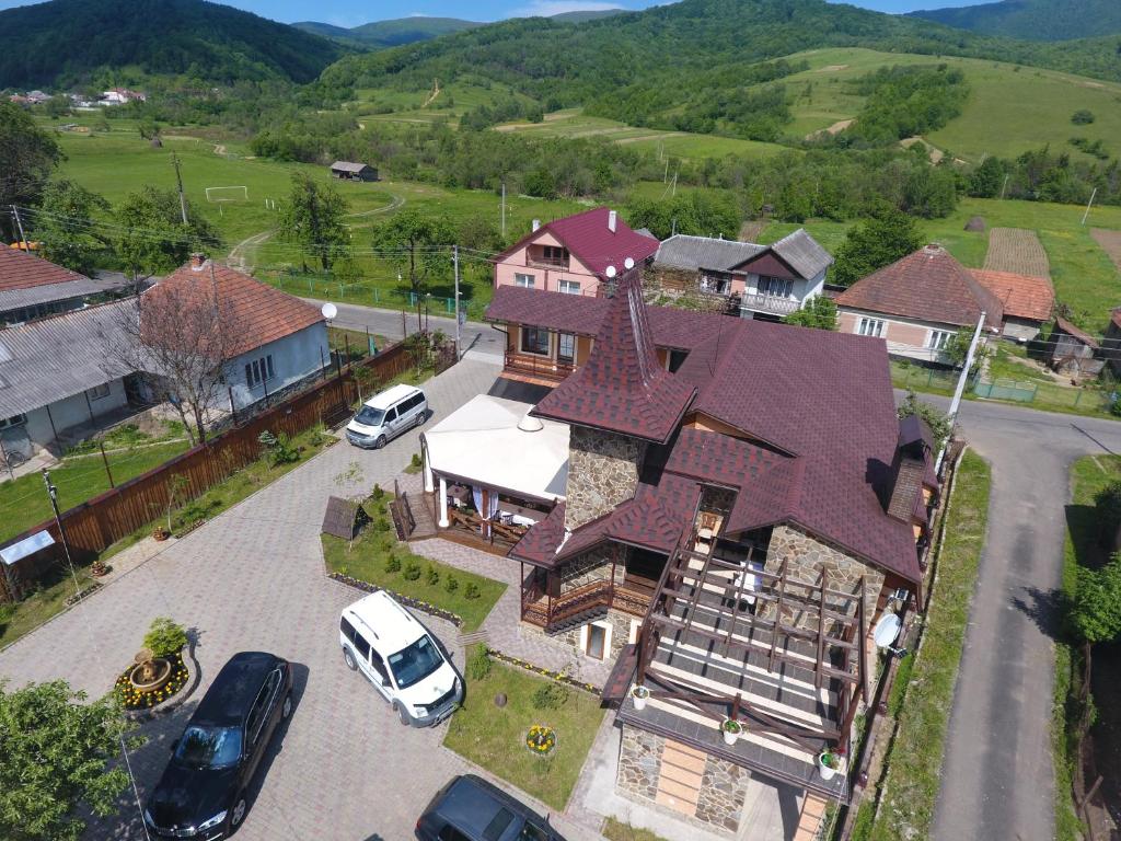 Nespecifikovaný výhled na hory nebo výhled na hory při pohledu z penzionu – hostince