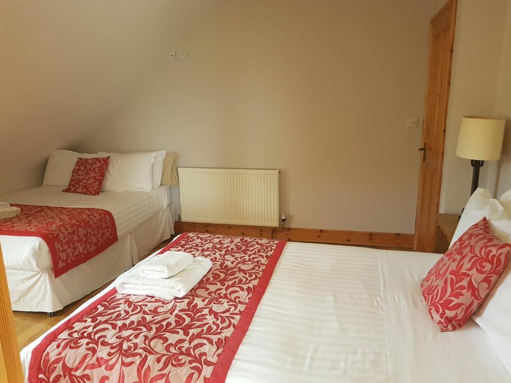 Postel nebo postele na pokoji v ubytování Greenlawn Lodge
