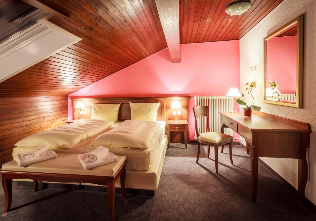Postel nebo postele na pokoji v ubytování Schwarzwaldhotel Sonne