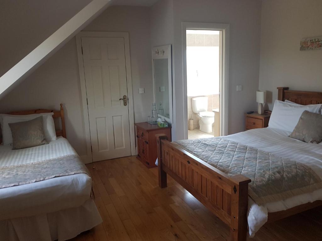 Postel nebo postele na pokoji v ubytování Greenlawn Lodge
