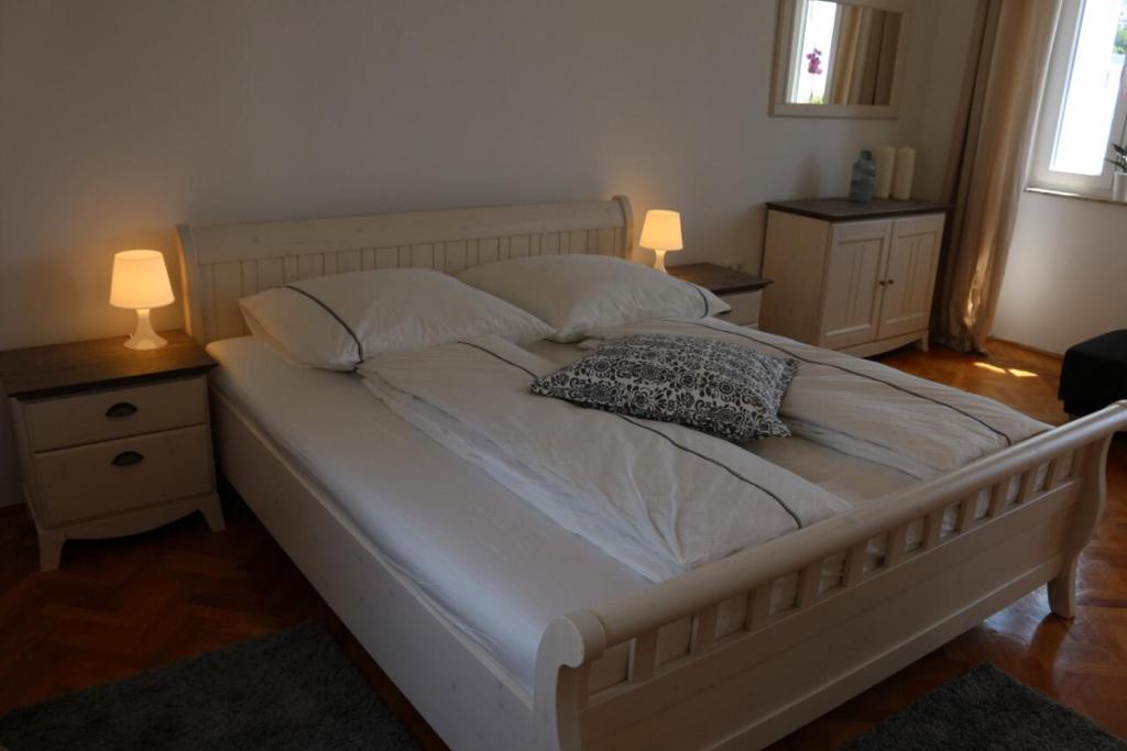 Postel nebo postele na pokoji v ubytování Central House Nona