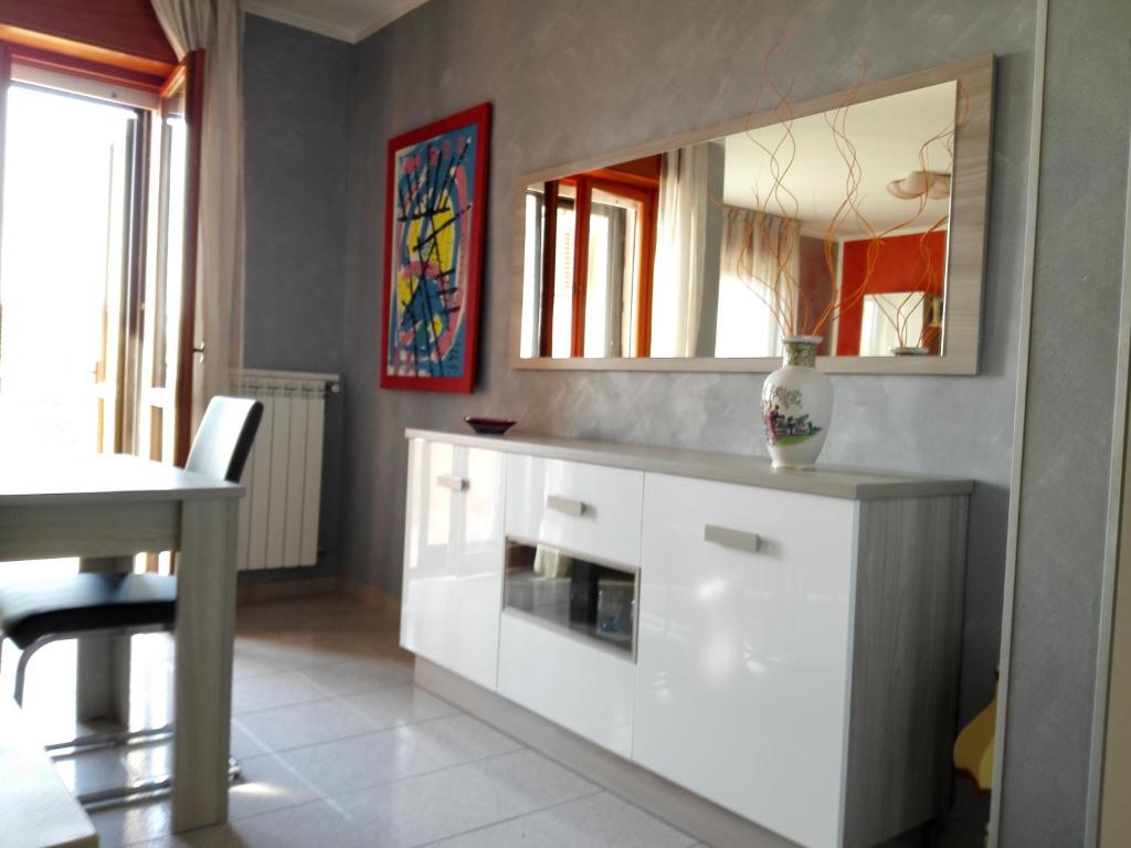 テルモリにあるLa Villetta di Andrèの白いキャビネットと鏡付きのキッチン