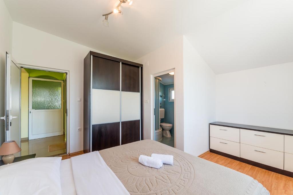 Posteľ alebo postele v izbe v ubytovaní Crowonder Sun&Fun Holiday House with Large Swimming Pool, Playroom and Garden