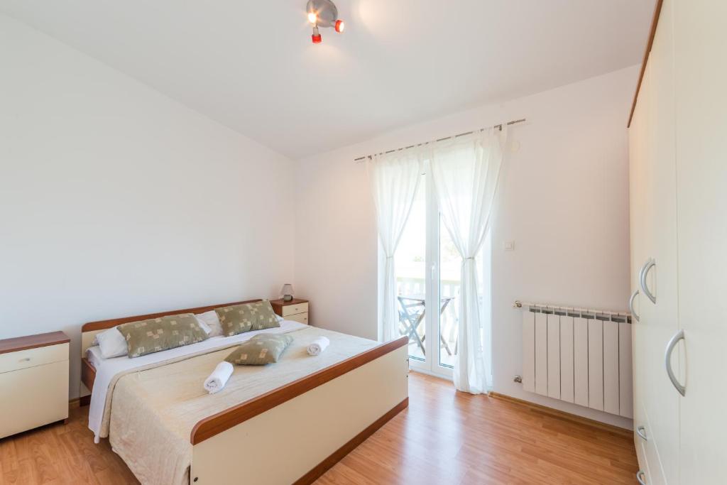Posteľ alebo postele v izbe v ubytovaní Crowonder Sun&Fun Holiday House with Large Swimming Pool, Playroom and Garden
