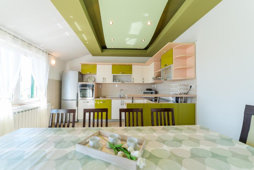 Kuchyňa alebo kuchynka v ubytovaní Crowonder Sun&Fun Holiday House with Large Swimming Pool, Playroom and Garden